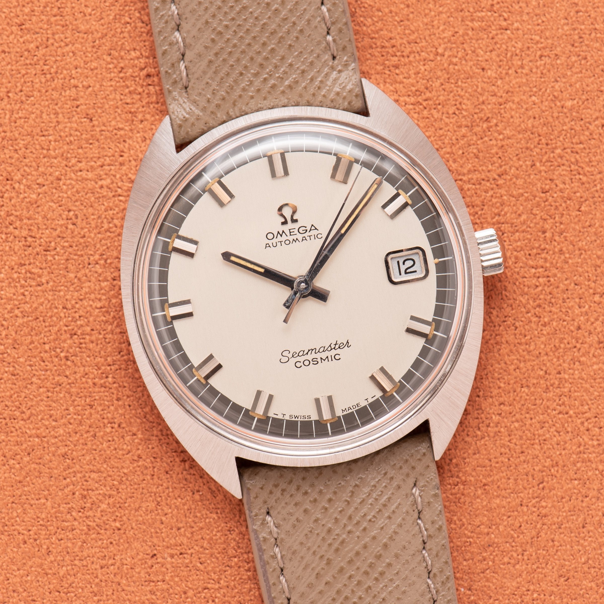 Vue de Omega Seamaster Cosmic — cadran crème — Réf. 166.036 — 1968